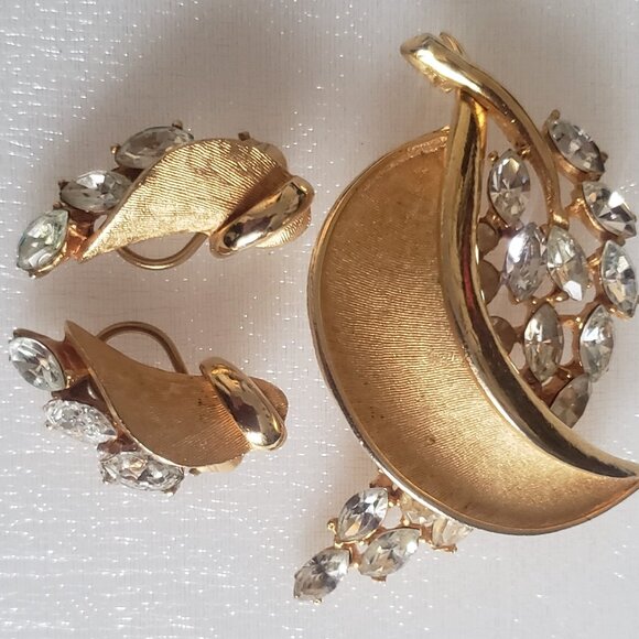 1960-s BSK VINTAGE FLOWER BROOCH AND CLIPS SET WITH MARQUISE CLEAR STONES. - Picture 4 of 7